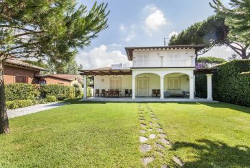 Foto Villa Rif.AF019 in affitto-stagionale situato a Forte dei Marmi