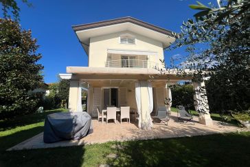 Foto Villa Rif.AF219 in affitto-stagionale situato a Forte dei Marmi