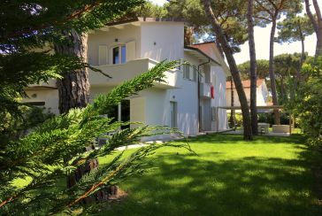 Foto Villa Rif.AF402 in affitto-stagionale situato a Forte dei Marmi