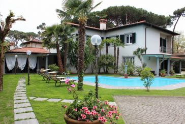 Foto Villa con Piscina Rif.AF262 in affitto-stagionale situato a Forte dei Marmi