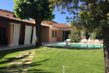 Foto Villa con Piscina Rif.AF403 in affitto-stagionale situato a Forte dei Marmi