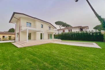 Main photo about Villa with swimming pool Ref.AF561 for seasonal-rent located in Marina di Pietrasanta