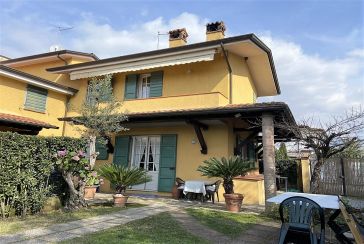 Foto Casa Bi/Trifamiliare Rif.F965 in vendita situato a Forte dei Marmi