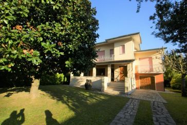 Main photo about Villa Ref.F841 for sale located in Forte dei Marmi
