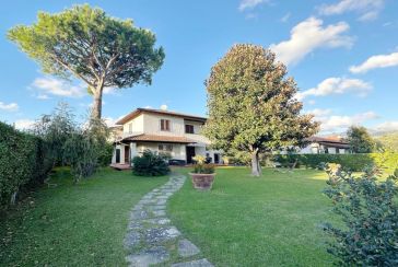 Main photo about Villa Ref.F958 for sale located in Forte dei Marmi